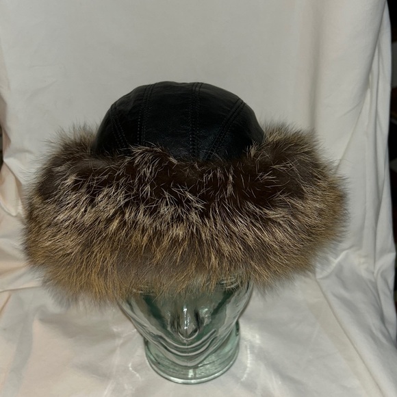 Mitchie’s Matchings Accessories - Mitchie’s Matchings Aspen Black Leather Hat w/Fox Fur Trim EUC